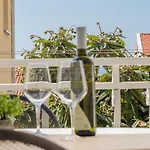 Quiet Area Rose ماكارسكا