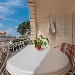 Quiet Area Rose ماكارسكا