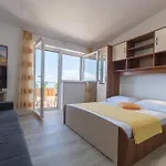 Quiet Area Rose ماكارسكا