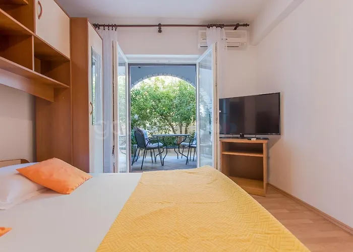 Quiet Area Rose Apartment